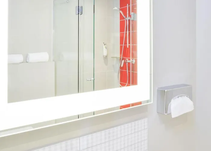 里尔中心大广场宜必思尚品酒店 酒店 里尔